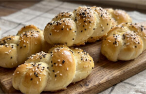 Homemade Rolls: Fluffy Pastry with a Soft Center and Crispy Golden Crust Homemade rolls – easy recipe for fluffy pastry