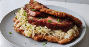 Kaplická cmunda with Smoked Pork: Crispy Potato Pancakes with Sweet and Sour Sauerkraut Honest Kaplická cmunda with smoked meat and sweet-and-sour sauerkraut