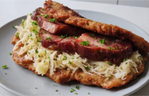 Kaplická cmunda with Smoked Pork: Crispy Potato Pancakes with Sweet and Sour Sauerkraut Honest Kaplická cmunda with smoked meat and sweet-and-sour sauerkraut