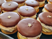 Honey Rounds with Vanilla Cream and Whipped Cream: A Delicate Dessert That Softens Beautifully in the Fridge Honey rounds with vanilla cream and whipped cream