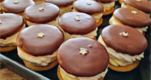 Honey Rounds with Vanilla Cream and Whipped Cream: A Delicate Dessert That Softens Beautifully in the Fridge Honey rounds with vanilla cream and whipped cream