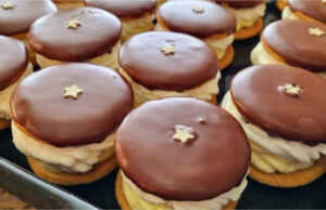 Honey Rounds with Vanilla Cream and Whipped Cream: A Delicate Dessert That Softens Beautifully in the Fridge Honey rounds with vanilla cream and whipped cream
