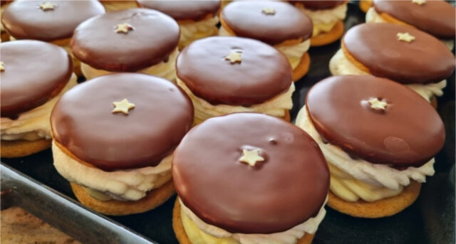 honey-rounds-vanilla-cream-whipped-cream-426 Honey rounds with vanilla cream and whipped cream