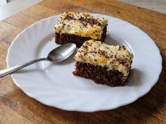 Hrk-Hrk Cake with Mandarins: Quick Creamy Dessert from One Large Baking Tray Hrk-Hrk cake with mandarins on a tray, decorated with chocolate