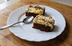 Hrk-Hrk Cake with Mandarins: Quick Creamy Dessert from One Large Baking Tray Hrk-Hrk cake with mandarins on a tray, decorated with chocolate