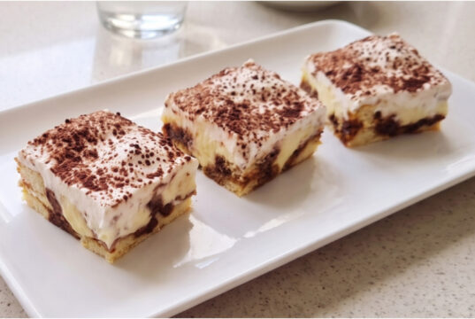 Cake with Vanilla Pudding: Moist Two-Tone Batter with Sour Cream Irresistible dream cake filled with vanilla pudding and a layer of sour cream