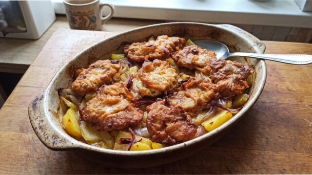 juicy-pork-neck-batter-potatoes Juicy pork neck in batter baked on potatoes