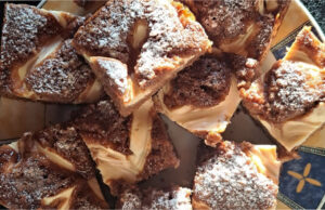Layered Cocoa Sheet Cake with Quark: Moist Dessert with an Impressive Lattice Without Complicated Decoration Layered cocoa sheet cake with quark lattice