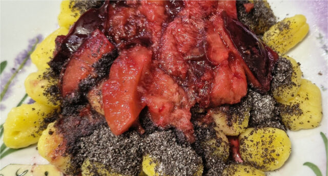 lightning-fast-potato-gnocchi-butter-poppy-seeds-stewed-plums-sweet-quick-548 Lightning-fast potato gnocchi with butter, poppy seeds and stewed plums - sweet quick treat