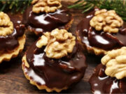 Linzer Nut Cups with Walnut Filling: Delicate Pastry with Rum and Dark Chocolate Linzer nut cups with walnut filling and dark chocolate – traditional cookies with delicate buttery pastry