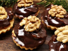 Linzer Nut Cups with Walnut Filling: Delicate Pastry with Rum and Dark Chocolate Linzer nut cups with walnut filling and dark chocolate – traditional cookies with delicate buttery pastry