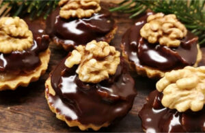 Linzer Nut Cups with Walnut Filling: Delicate Pastry with Rum and Dark Chocolate Linzer nut cups with walnut filling and dark chocolate – traditional cookies with delicate buttery pastry