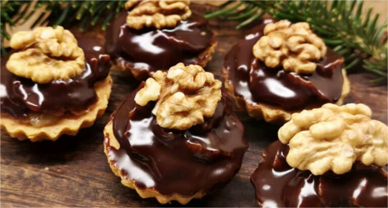Linzer Nut Cups with Walnut Filling: Delicate Pastry with Rum and Dark Chocolate