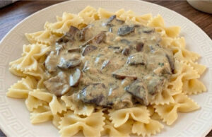 Mushrooms in Sour Cream Sauce: Delicate White Mushroom Sauce with Pasta or Dumplings Mushrooms in sour cream sauce served with dumplings and pasta