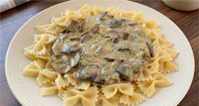 mushrooms-in-sour-cream-sauce-delicate-white-mushroom-sauce-with-pasta-or-dumplings-972 Mushrooms in sour cream sauce served with dumplings and pasta