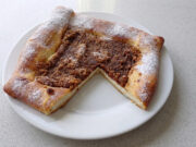 Pajerský Cake with Quark Filling: Yeast Dough, Gingerbread and a Buttery Finish Pajerský cake with quark filling and grated gingerbread