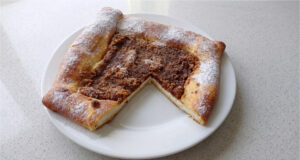 Pajerský Cake with Quark Filling: Yeast Dough, Gingerbread and a Buttery Finish Pajerský cake with quark filling and grated gingerbread