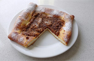Pajerský Cake with Quark Filling: Yeast Dough, Gingerbread and a Buttery Finish Pajerský cake with quark filling and grated gingerbread