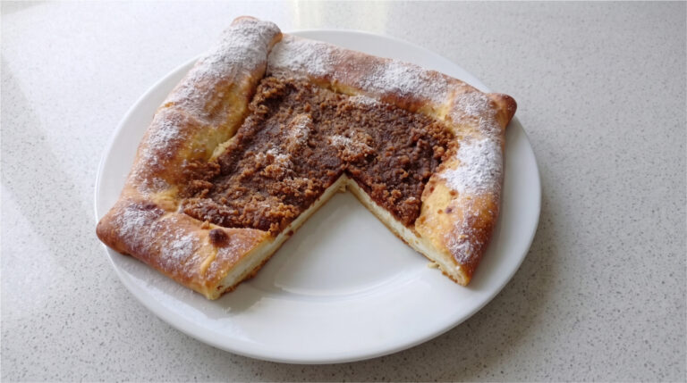 Pajerský Cake with Quark Filling: Yeast Dough, Gingerbread and a Buttery Finish