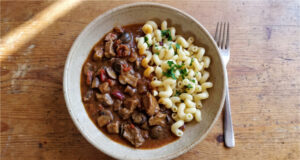 Pork with Mushrooms and Peppers in Sauce: Easy Family Lunch with Pasta Pork with mushrooms and peppers in sauce served with pasta