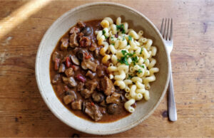 Pork with Mushrooms and Peppers in Sauce: Easy Family Lunch with Pasta Pork with mushrooms and peppers in sauce served with pasta