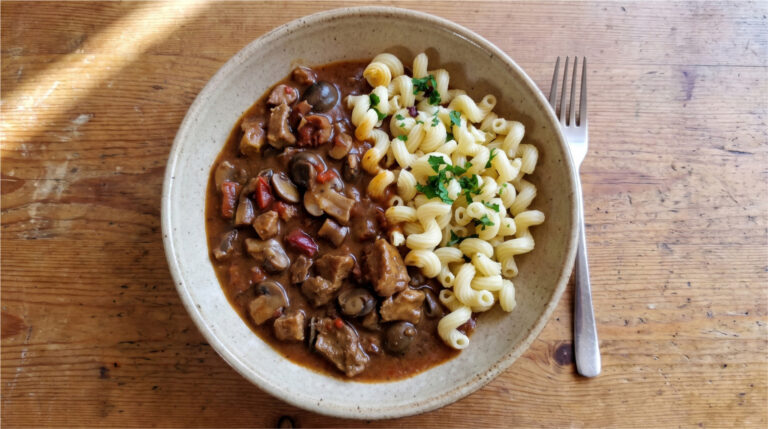 Pork with Mushrooms and Peppers in Sauce: Easy Family Lunch with Pasta
