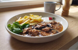 Pork Neck with Mushrooms: Juicy Meat in a Rich Sauce with Crispy Fries Juicy pork neck with mushrooms and crispy fries
