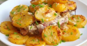 Hidden Pork Neck under a Potato Blanket with Onion, Smoked Bacon and Cream Baked in the Oven Hidden pork neck baked under potatoes with cream – an easy one-pan lunch