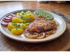 Pork Slices with Onion Sauce: Juicy Meat Thanks to Long Marinating Juicy pork slices with onion sauce and potatoes
