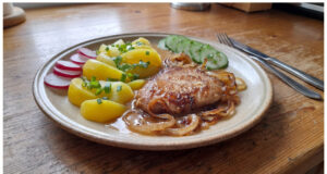 Pork Slices with Onion Sauce: Juicy Meat Thanks to Long Marinating Juicy pork slices with onion sauce and potatoes