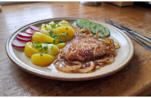 Pork Slices with Onion Sauce: Juicy Meat Thanks to Long Marinating Juicy pork slices with onion sauce and potatoes