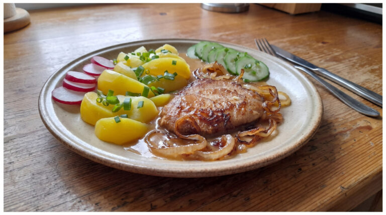 Pork Slices with Onion Sauce: Juicy Meat Thanks to Long Marinating