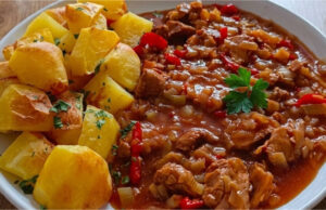 Pork Tenderloin with Bacon, Bell Pepper and Leek: Juicy Skillet Mix Perfect with Roasted Potatoes Juicy pork tenderloin with bacon, bell pepper and leek in a skillet