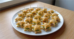 Forget Open Sandwiches: These Puff Pastry Stars with Garlic Spread Are Crunchy Bites with Ham, Cheese, and Cucumber Festive puff pastry stars with garlic spread, ham, cheese, and cucumber