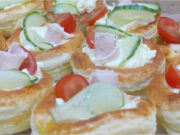 Crispy Savory Temptation: Quick Puff Pastry Towers Filled with Garlic Spread, Ham, and Fresh Vegetables Crispy puff pastry towers filled with ham and vegetables – quick savory snack
