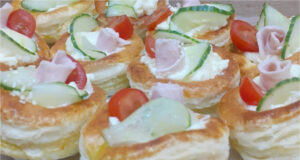 Crispy Savory Temptation: Quick Puff Pastry Towers Filled with Garlic Spread, Ham, and Fresh Vegetables Crispy puff pastry towers filled with ham and vegetables – quick savory snack