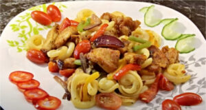 Lightning-Fast One-Pan Lunch: Healthy Pasta with Chicken, Crunchy Colorful Vegetables, and Soy Sauce Quick pasta with chicken and vegetables – healthy one-pan lunch ready in 15 minutes