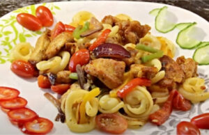 Lightning-Fast One-Pan Lunch: Healthy Pasta with Chicken, Crunchy Colorful Vegetables, and Soy Sauce Quick pasta with chicken and vegetables – healthy one-pan lunch ready in 15 minutes