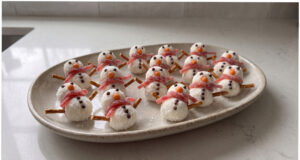 Raffaello Balls as Snowmen: No-Bake Christmas Sweets with Simple Decoration Raffaello snowmen balls on a Christmas tray