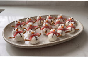 Raffaello Balls as Snowmen: No-Bake Christmas Sweets with Simple Decoration Raffaello snowmen balls on a Christmas tray