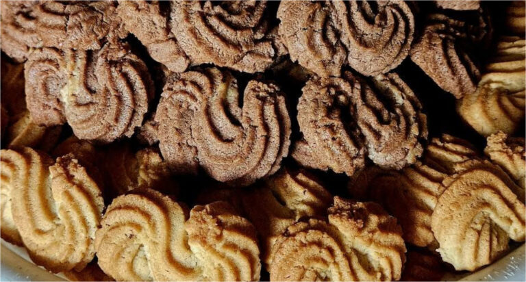 Retro Esíčka Cookies: Fragrant Cinnamon Pastries Easily Shaped with a Piping Bag