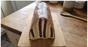 Baked Retro Dessert Roof: Impressive Layered Treat with Butter Cream and Chocolate Retro roof dessert with chocolate glaze and butter cream