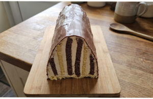 Baked Retro Dessert Roof: Impressive Layered Treat with Butter Cream and Chocolate Retro roof dessert with chocolate glaze and butter cream
