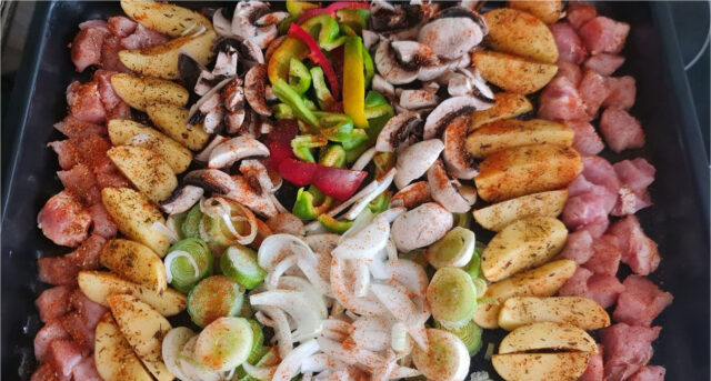 sheet-pan-chaos-roasted-meat-vegetables Sheet pan chaos — roasted meat with vegetables by Dana Švédová
