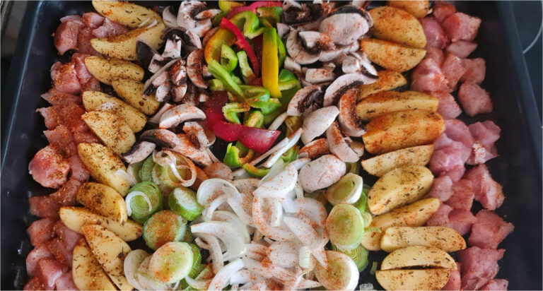Sheet Pan Chaos: Meat, Potatoes, and Colorful Vegetables in a Simple Dinner