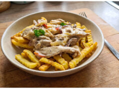 Krakonoš’s Fire from Chicken: Spicy Creamy Mix with Crispy Fries Spicy creamy chicken mix with crispy fries on a plate