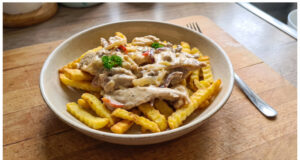 Krakonoš’s Fire from Chicken: Spicy Creamy Mix with Crispy Fries Spicy creamy chicken mix with crispy fries on a plate