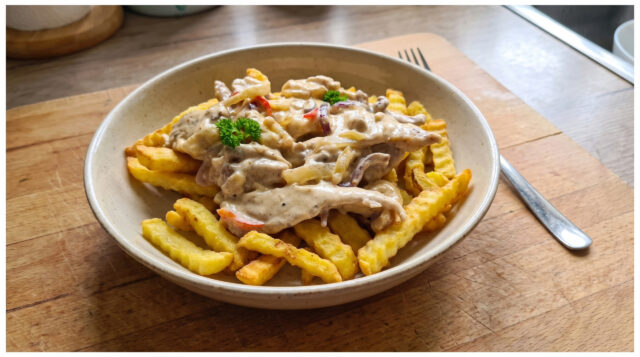 spicy-creamy-chicken-fries Spicy creamy chicken mix with crispy fries on a plate