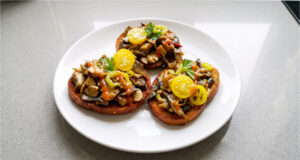 Spicy Mushroom Mixture for Toast: Quick Dinner with Chili, Garlic and Parsley Spicy mushroom mixture on toast with chili and parsley