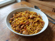 Spicy Noodles with Chicken: Quick Skillet with Sweet and Sour Sauce and Tomatoes Spicy noodles with chicken